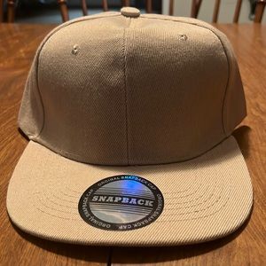 Creme snapback flat hat
